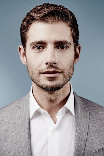 Photo of actor Julian Morris