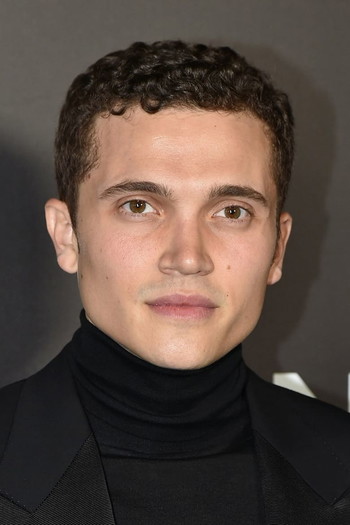 Photo of actor Karl Glusman