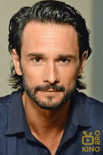 Photo of actor Rodrigo Santoro