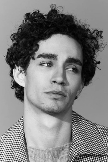 Photo of actor Robert Sheehan