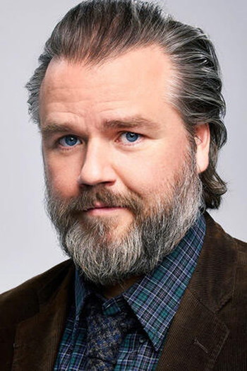 Photo of actor Tyler Labine