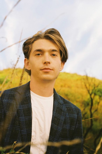 Photo of actor Austin Abrams