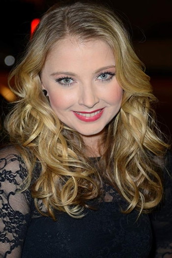 Photo of actress Elisabeth Harnois