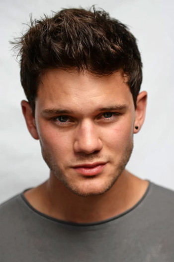 Photo of actor Jeremy Irvine