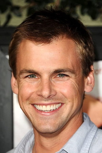 Photo of actor Tommy Dewey