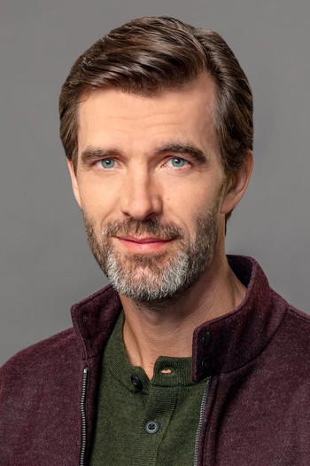 Photo of actor Lucas Bryant