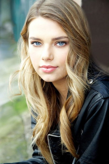 Photo of actress Indiana Evans