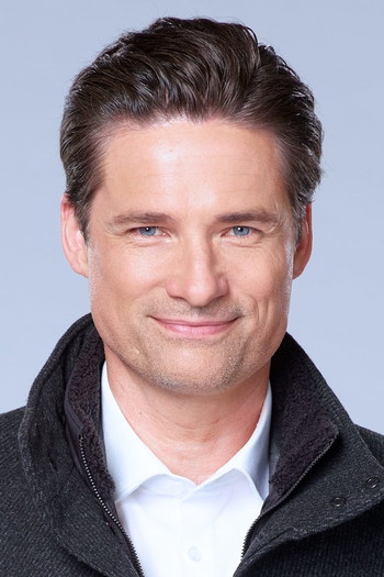 Photo of actor Warren Christie