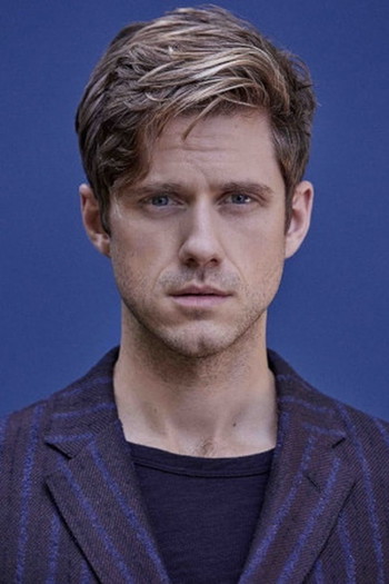 Photo of actor Aaron Tveit