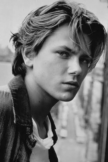 Photo of actor River Phoenix