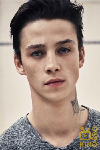 Photo of actor Ash Stymest