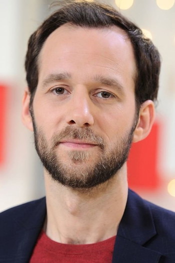 Photo of actor Benjamin Lavernhe