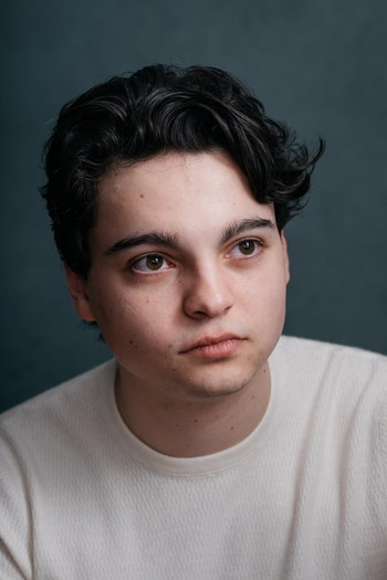 Фото актора Max Burkholder