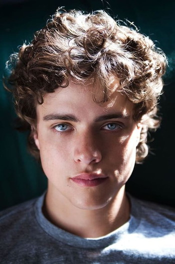 Photo of actor Douglas Smith