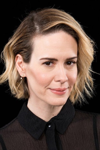 Photo of actress Sarah Paulson