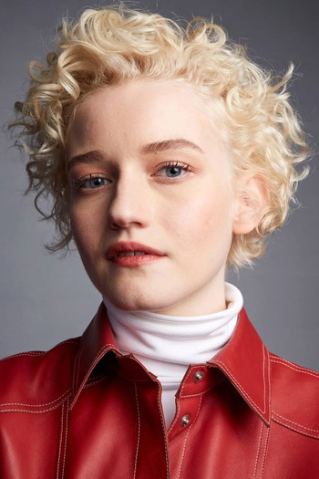 Фото актрисы Julia Garner