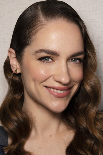 Photo of actress Melanie Scrofano