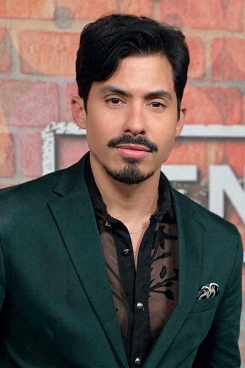 Photo of actor Carlos Santos