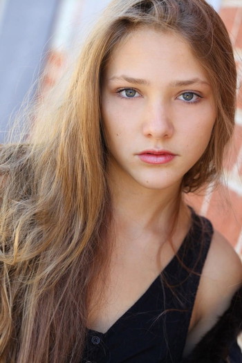 Photo of actress Bailey Spry