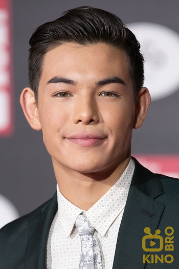 Photo of actor Ryan Potter