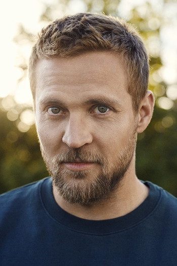 Photo of actor Tobias Santelmann