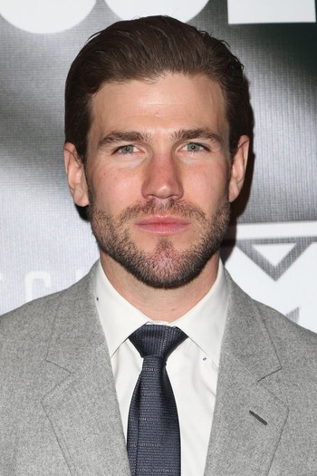 Photo of actor Austin Stowell