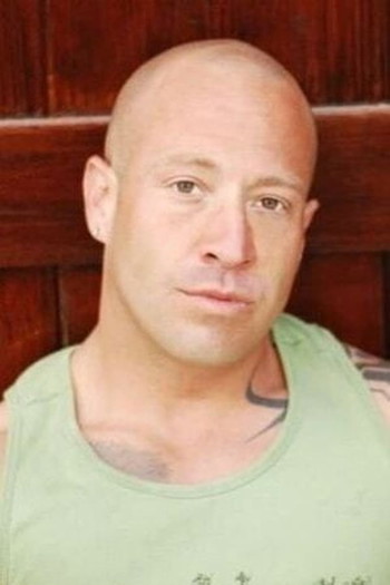 Photo of actor Aaron Saxton