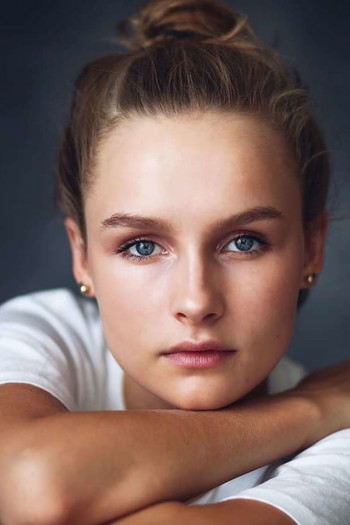 Фото актрисы Olivia DeJonge