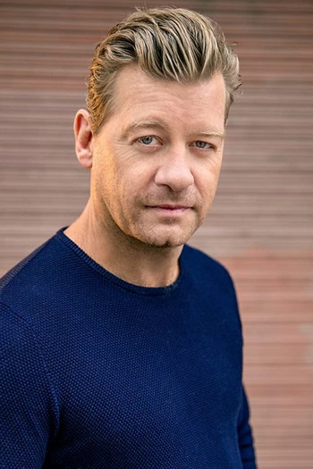 Photo of actor Nic Bishop