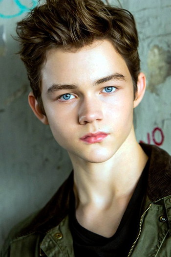 Фото актора Levi Miller