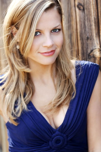 Photo of actress Stephanie Lemelin