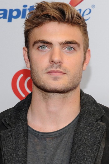 Photo of actor Alex Roe