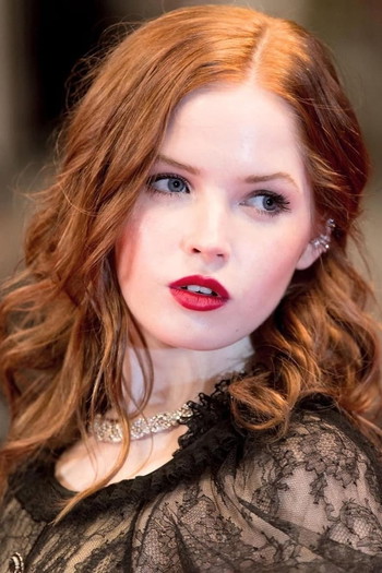 Photo of actress Ellie Bamber