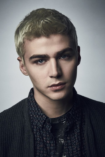 Фото актора Miles Heizer