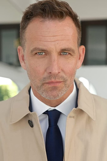 Photo of actor Robert Leeshock