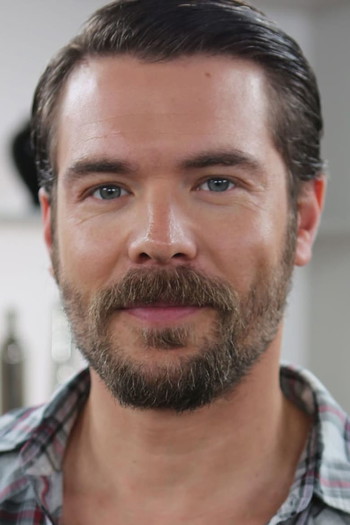 Photo of actor Charlie Weber