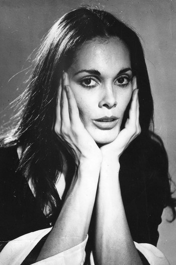 Фото акторки Martine Beswick