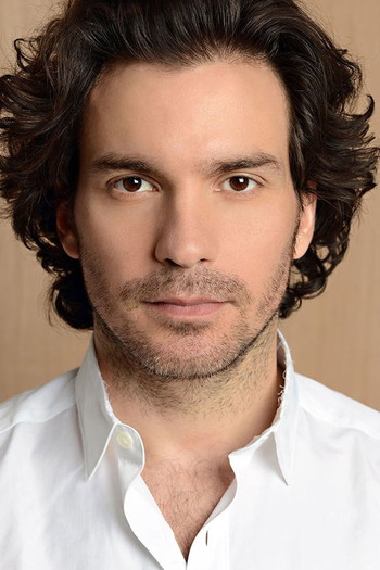 Photo of actor Santiago Cabrera