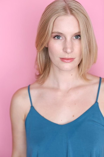 Photo of actress Sarah Navratil