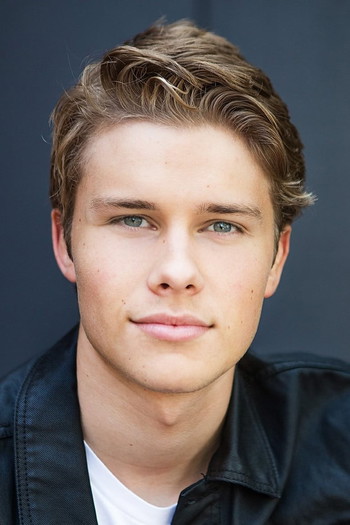 Photo of actor Logan Shroyer