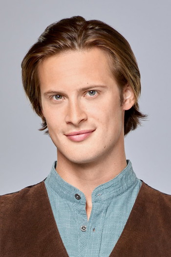 Photo of actor Aren Buchholz