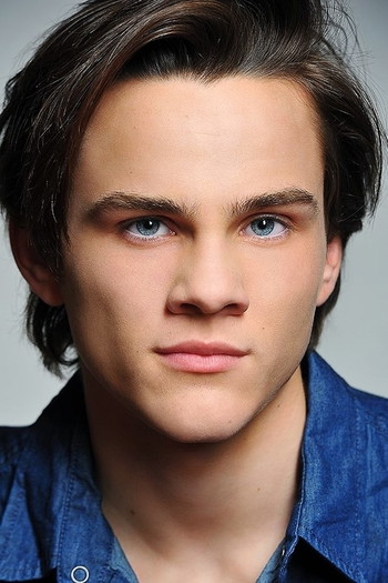 Photo of actor Alex Neustaedter