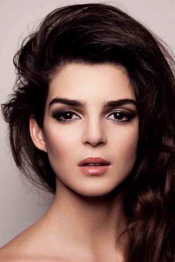 Photo of actress Clara Lago