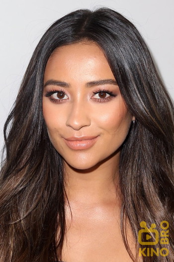 Photo of actress Shay Mitchell