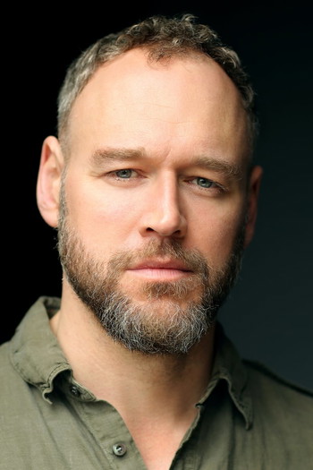 Photo of actor Elliot Cowan