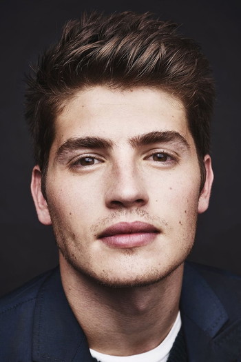 Photo of actor Gregg Sulkin