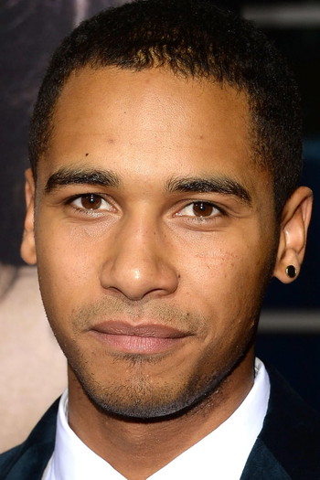 Photo of actor Elliot Knight