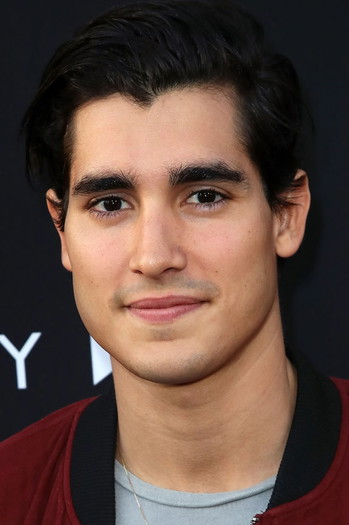 Photo of actor Henry Zaga