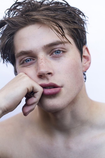 Photo of actor Froy Gutierrez