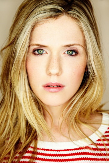 Photo of actress Harriet Dyer